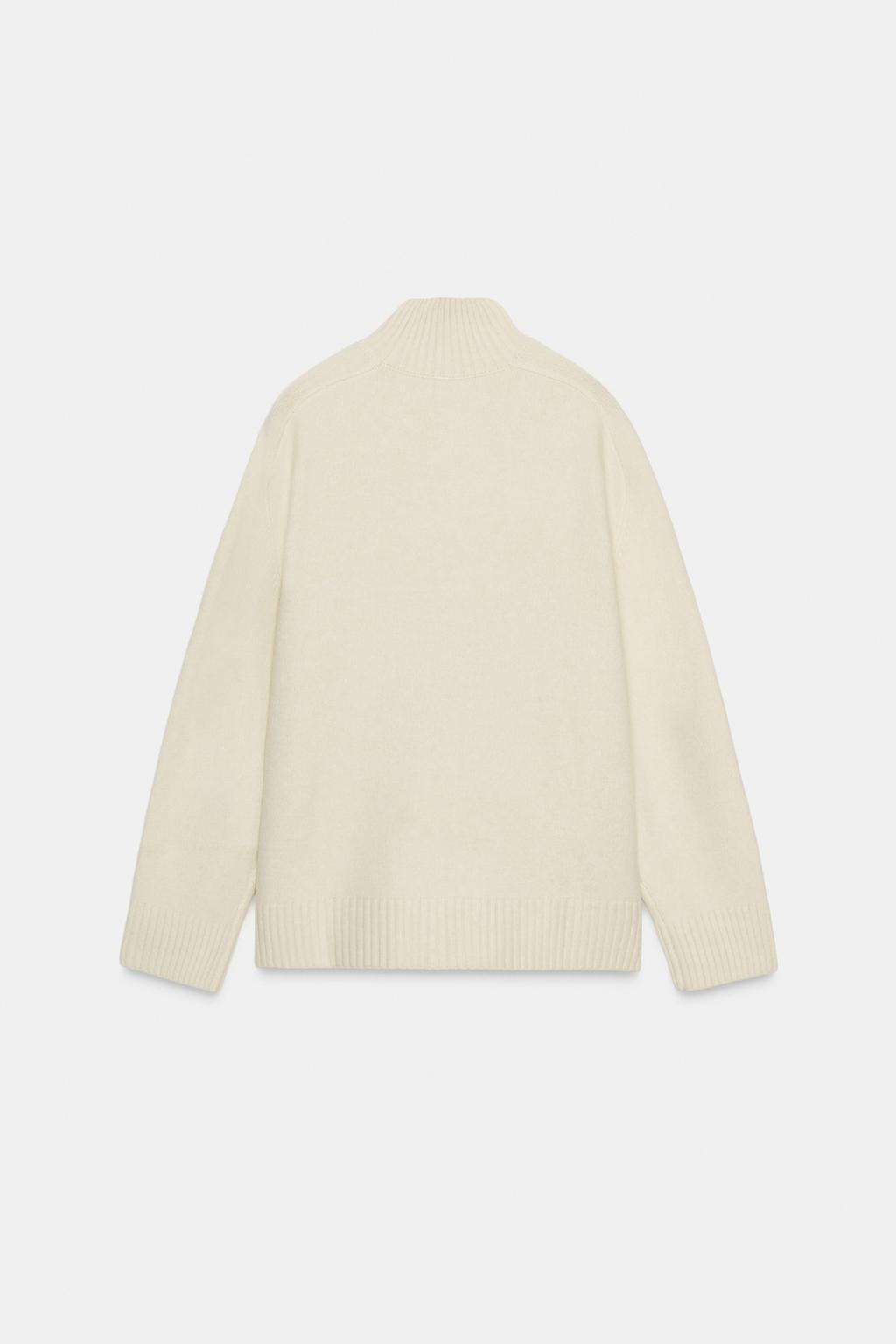 ОДНОТОННЫЙ СВИТЕР С ВЫСОКИМ ВОРОТНИКОМ