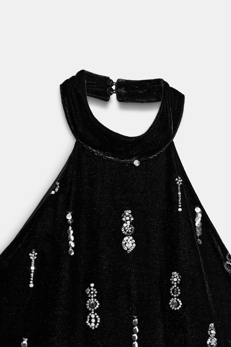 Платье-халтер из бархата с бисером