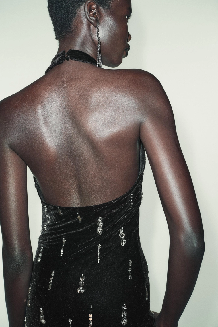 Платье-халтер из бархата с бисером