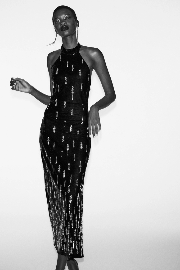 Платье-халтер из бархата с бисером