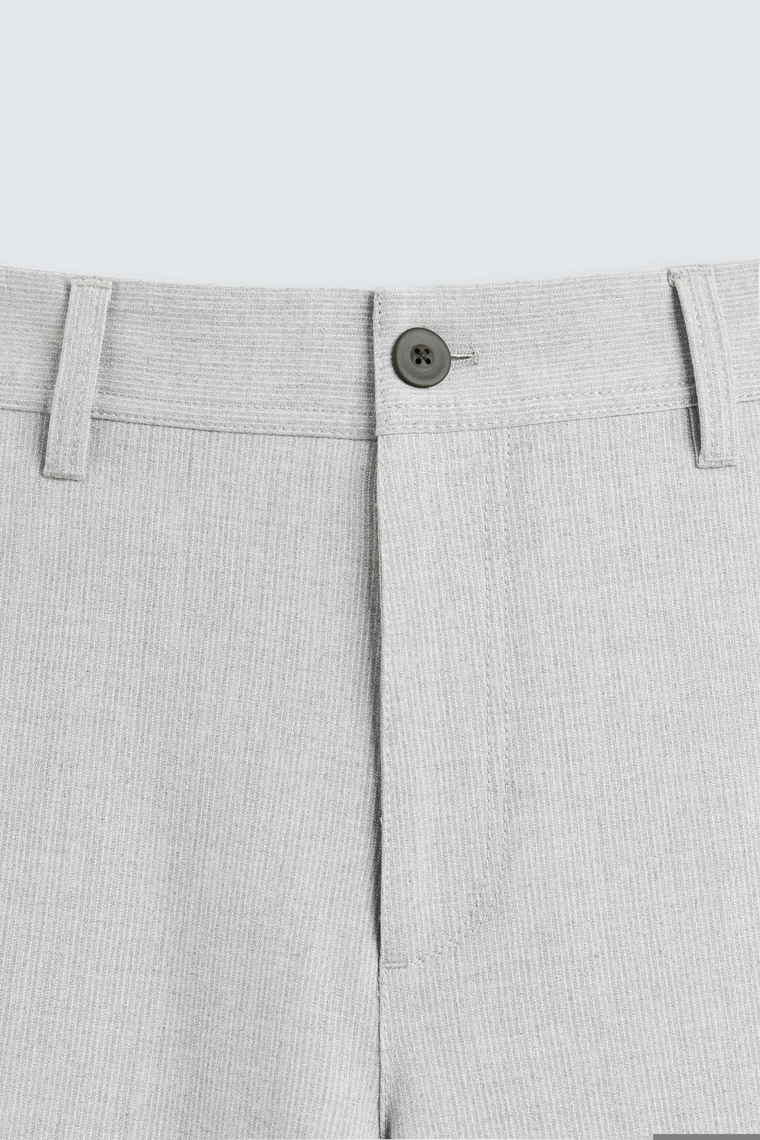 Комфортабельные текстурированные брюки-чино