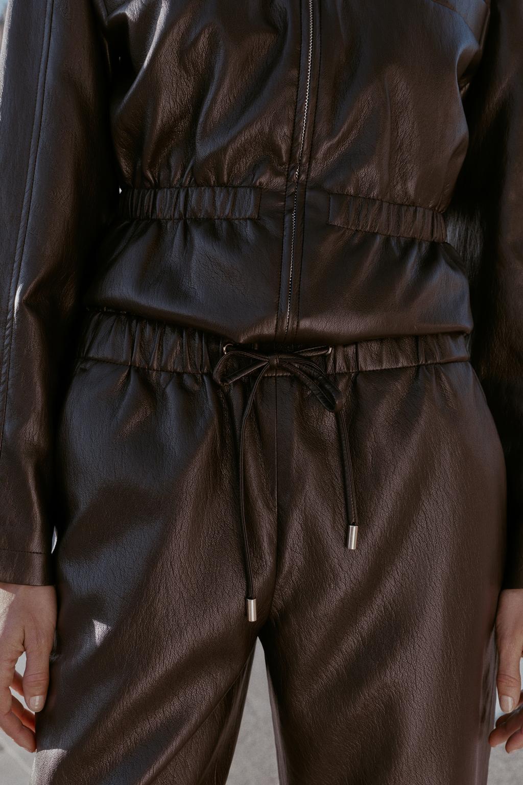 БРЮКИ ИЗ ИСКУССТВЕННОЙ КОЖИ С ЭЛАСТИЧНЫМ ПОЯСОМ