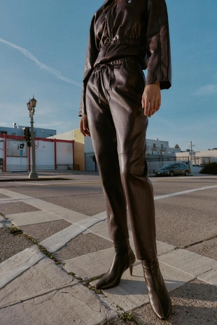 Брюки из искусственной кожи с эластичным поясом