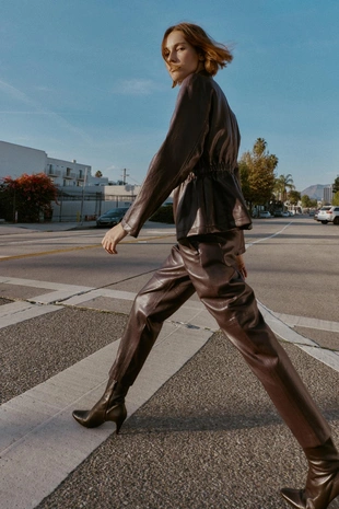 Брюки из искусственной кожи с эластичным поясом