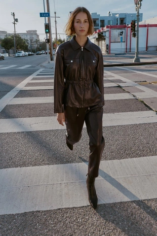 Брюки из искусственной кожи с эластичным поясом- Заказать в России