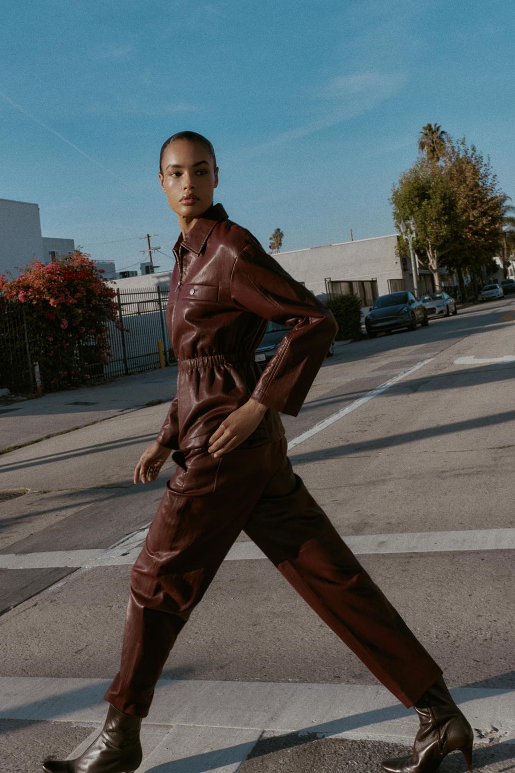 БРЮКИ ИЗ ИСКУССТВЕННОЙ КОЖИ С ЭЛАСТИЧНЫМ ПОЯСОМ