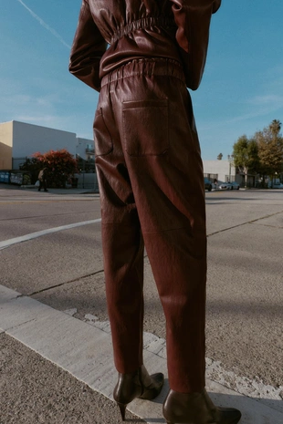 Брюки из искусственной кожи с эластичным поясом- Заказать в России