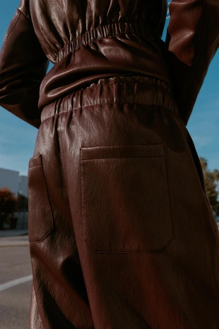 Брюки из искусственной кожи с эластичным поясом- Заказать в России