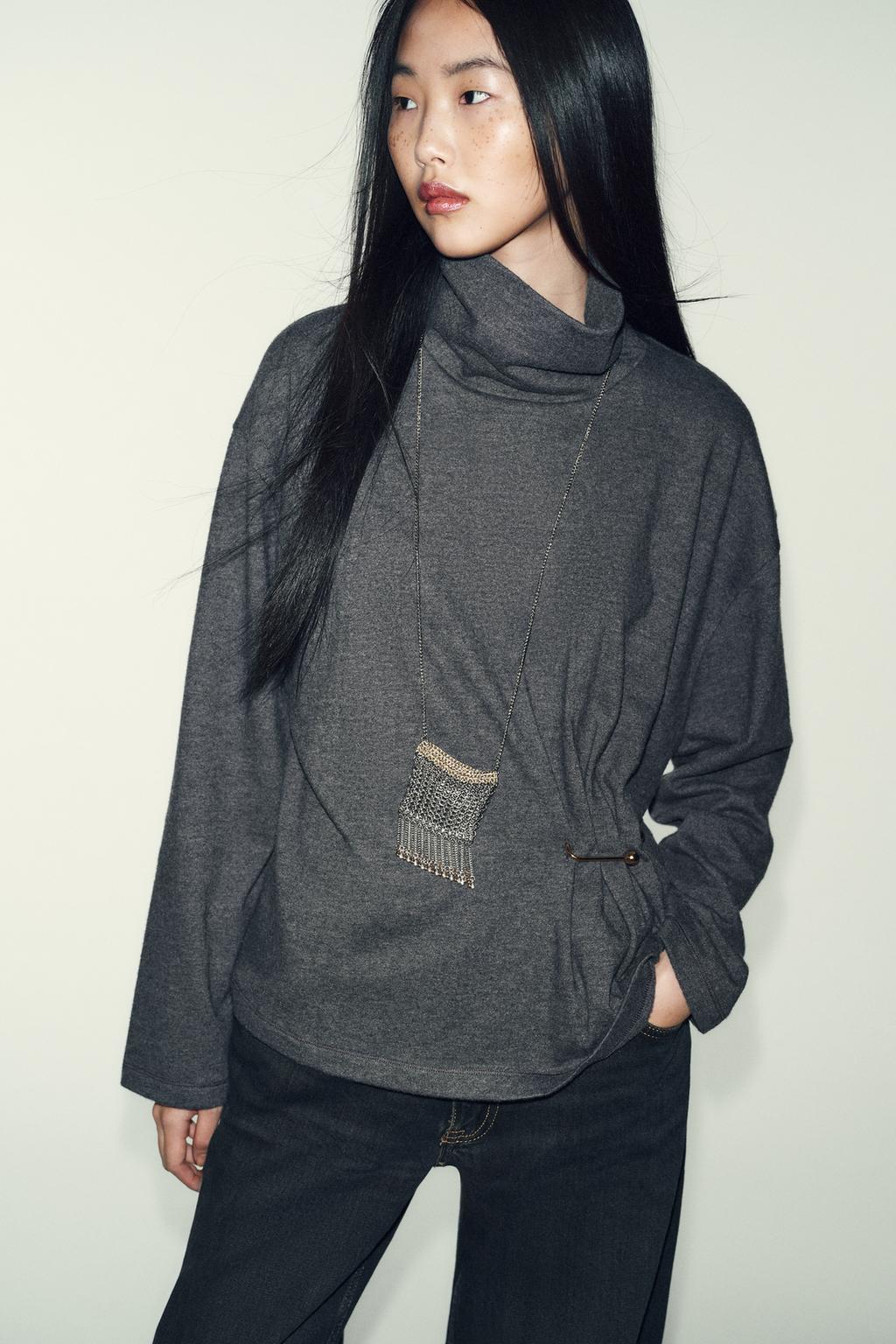 МЯГКИЙ ТОП С МЕТАЛЛИЧЕСКОЙ ДЕТАЛЬЮ