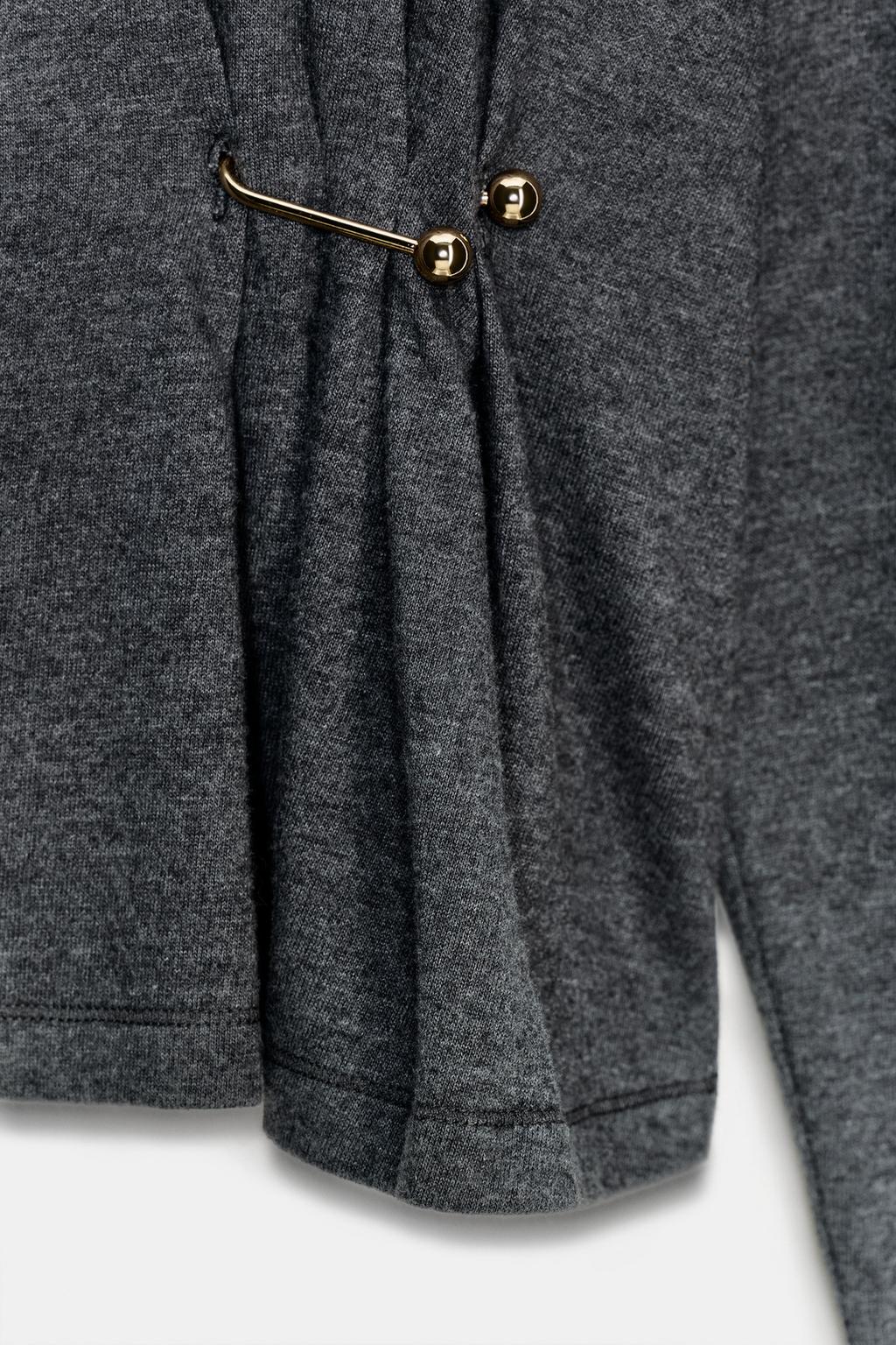 МЯГКИЙ ТОП С МЕТАЛЛИЧЕСКОЙ ДЕТАЛЬЮ