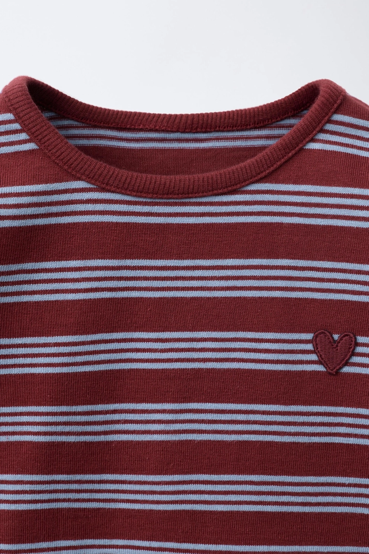 Футболка с полосками и вышивкой сердца