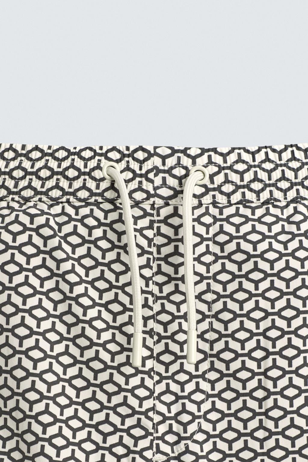 Купальные трусы с коротким геометрическим принтом