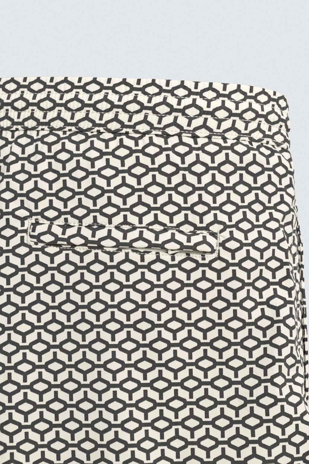 Купальные трусы с коротким геометрическим принтом