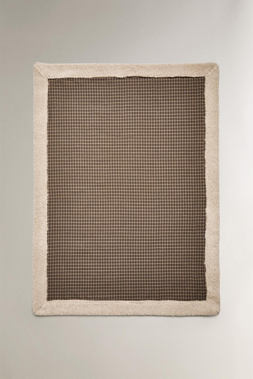 Плед для домашних животных в клетчатом дизайне