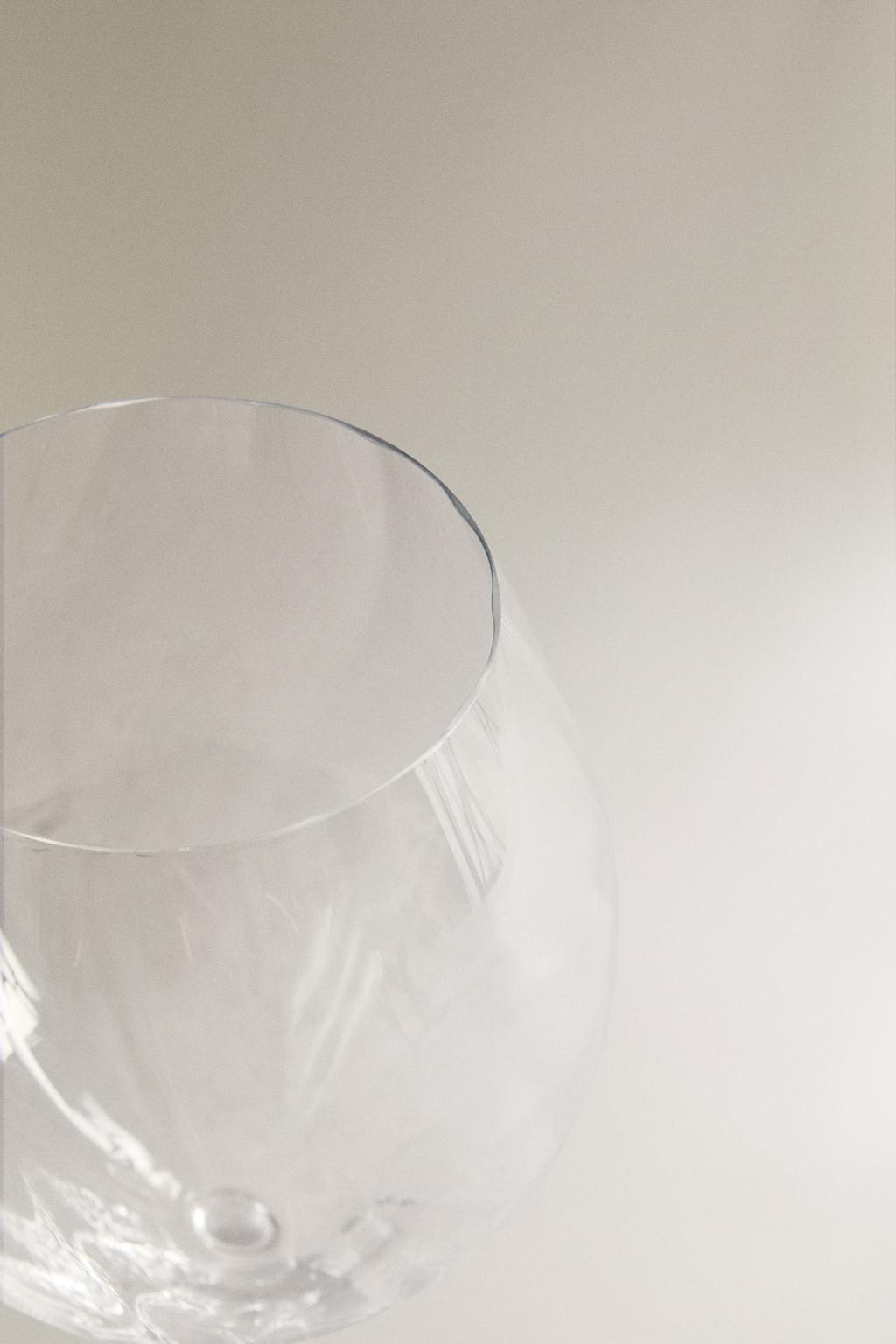 Бокал для вина с поднятым кристаллическим узором