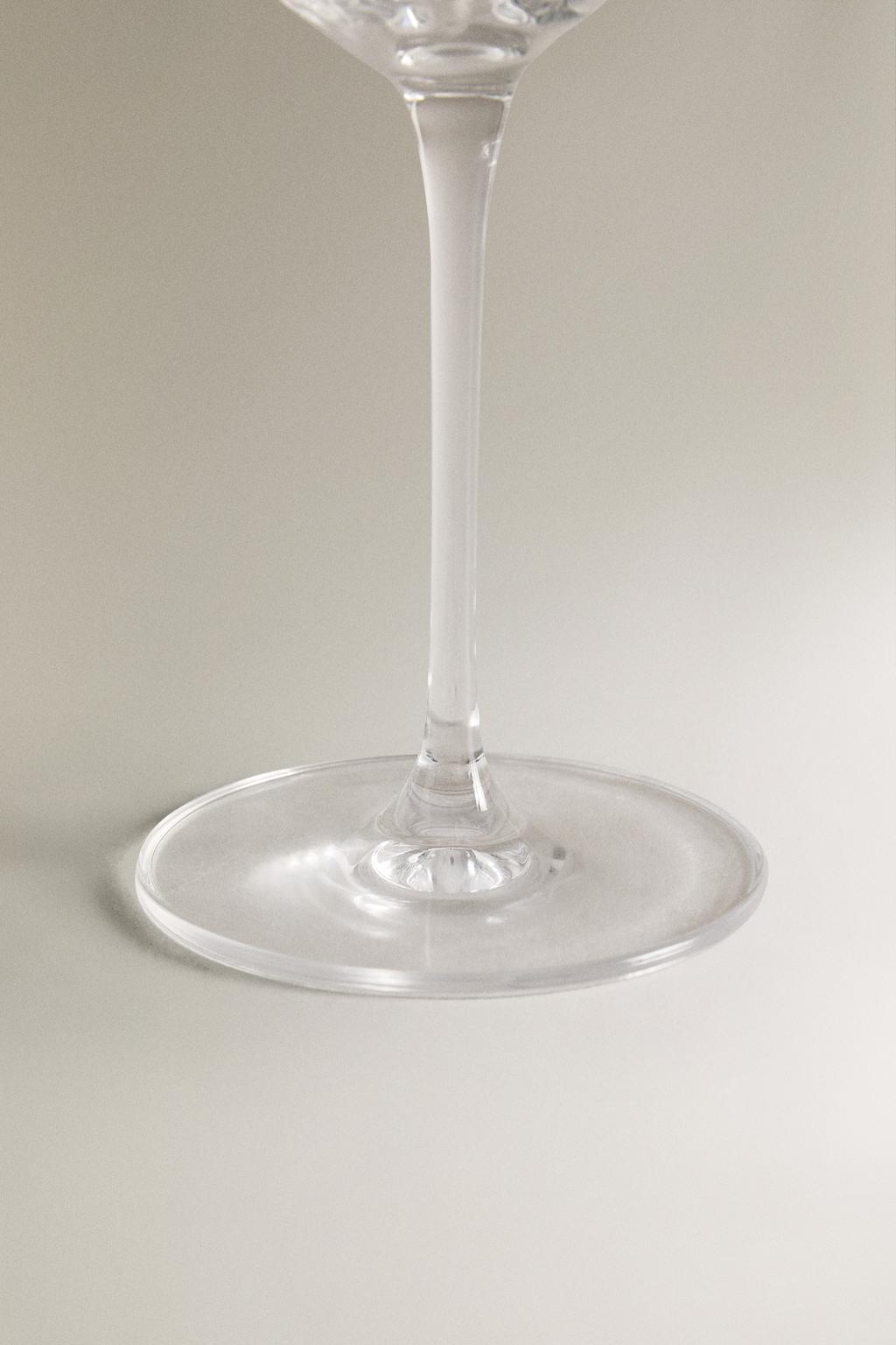 Бокал для вина с поднятым кристаллическим узором