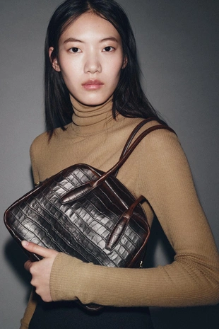 Кожаная сумка-боулинг с рельефным узором- Заказать в России