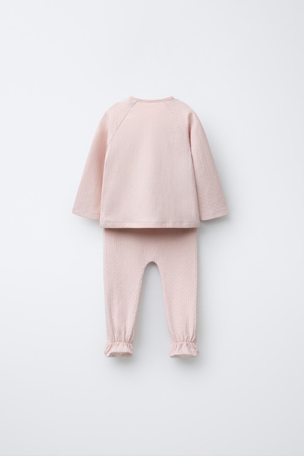 КОМПЛЕКТ ИЗ ФУТБОЛКИ И ЛЕГИНСОВ С РЕЛЬЕФНЫМ УЗОРОМ