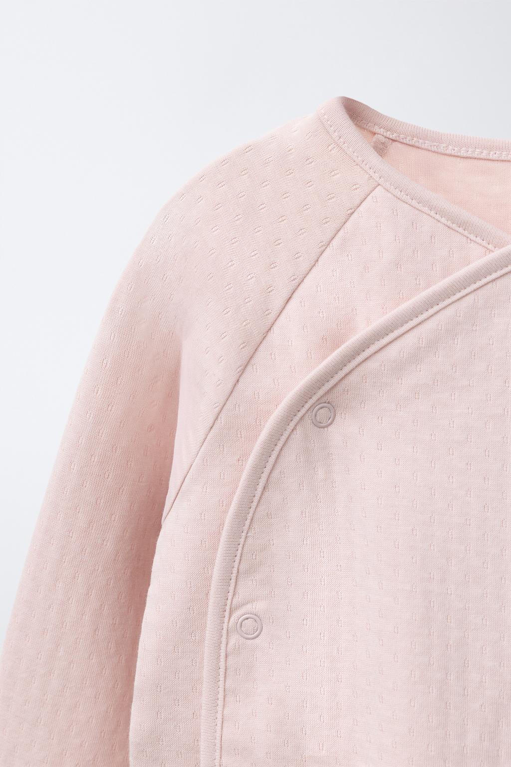 КОМПЛЕКТ ИЗ ФУТБОЛКИ И ЛЕГИНСОВ С РЕЛЬЕФНЫМ УЗОРОМ