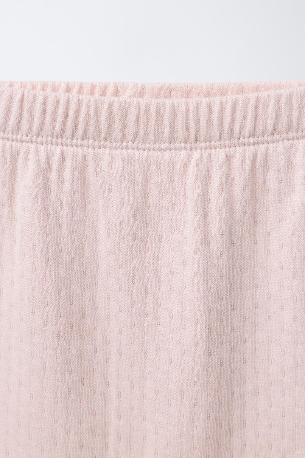 КОМПЛЕКТ ИЗ ФУТБОЛКИ И ЛЕГИНСОВ С РЕЛЬЕФНЫМ УЗОРОМ