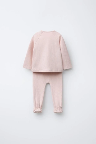 Комплект из футболки и легинсов с рельефным узором