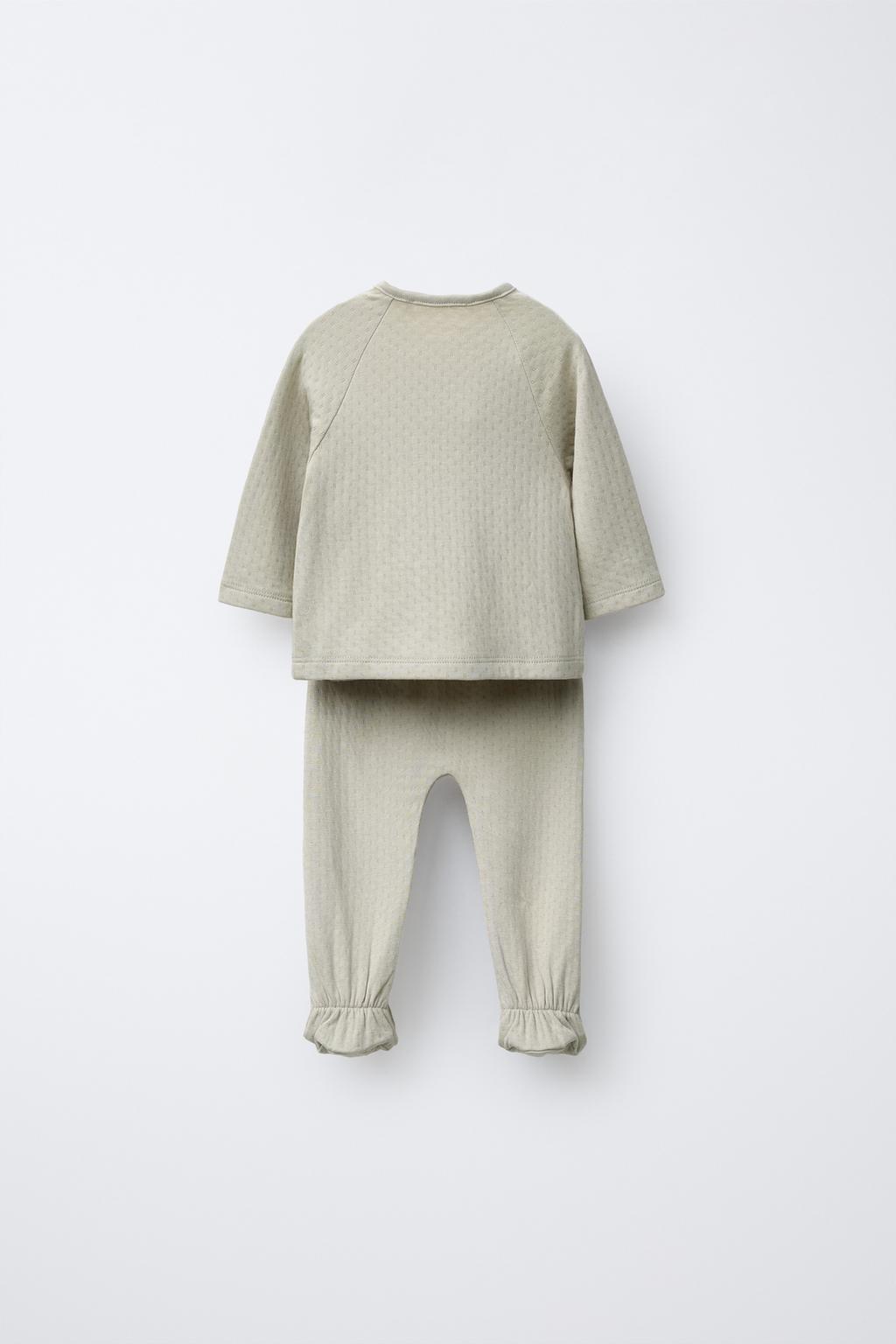 КОМПЛЕКТ ИЗ ФУТБОЛКИ И ЛЕГИНСОВ С РЕЛЬЕФНЫМ УЗОРОМ