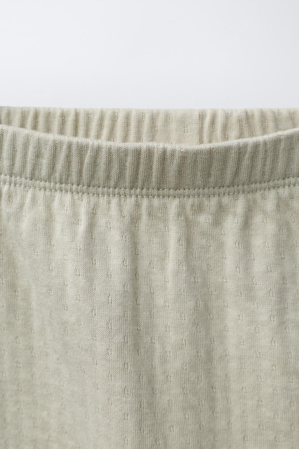 КОМПЛЕКТ ИЗ ФУТБОЛКИ И ЛЕГИНСОВ С РЕЛЬЕФНЫМ УЗОРОМ