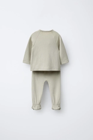 Комплект из футболки и легинсов с рельефным узором- Заказать в России