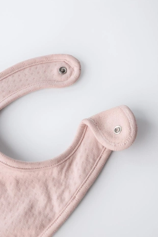 Комплект из шапки и нагрудника рельефной вязки