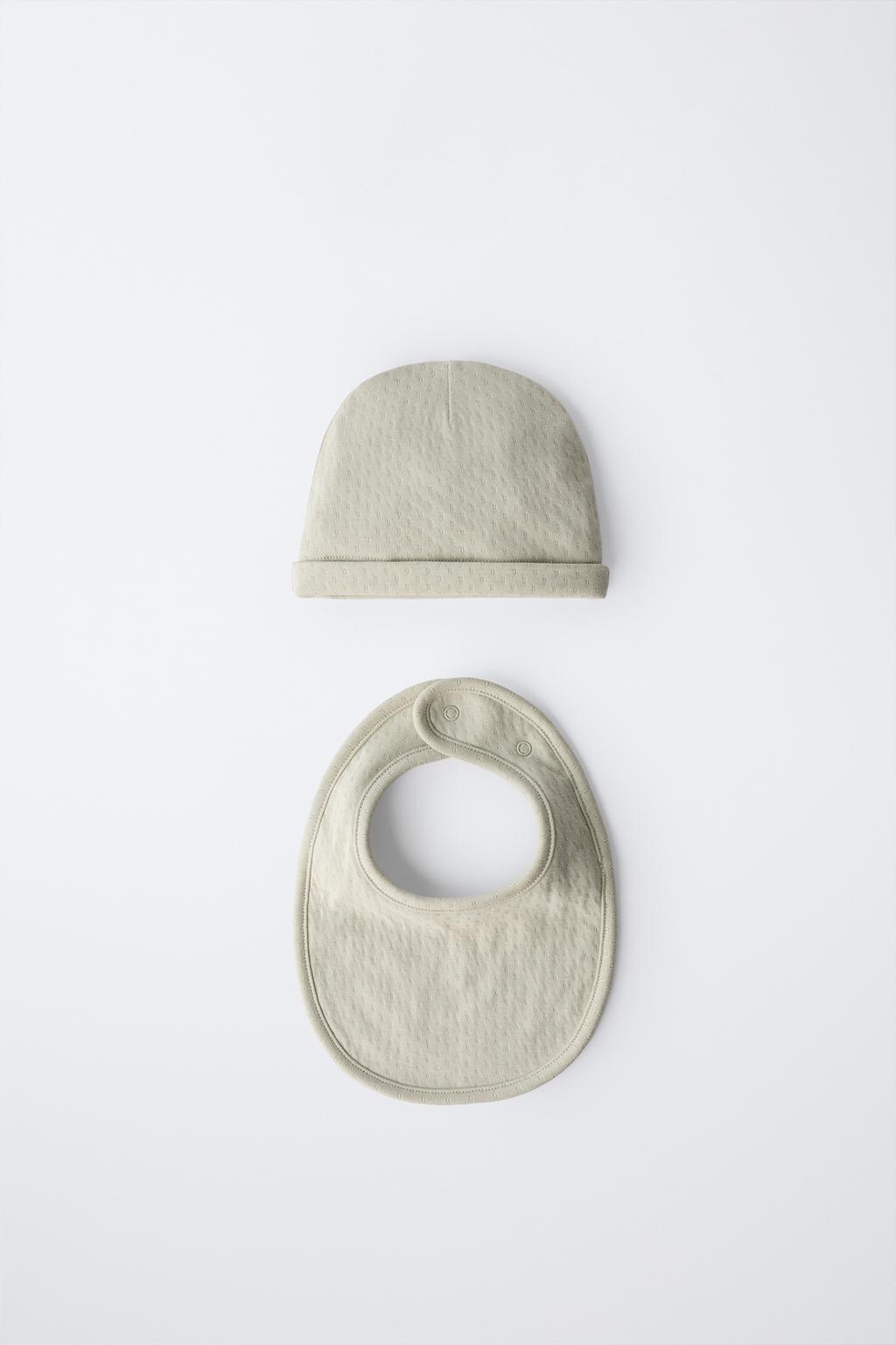 КОМПЛЕКТ ИЗ ШАПКИ И НАГРУДНИКА С РЕЛЬЕФНЫМ УЗОРОМ