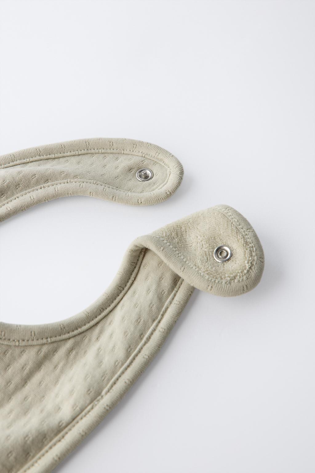 КОМПЛЕКТ ИЗ ШАПКИ И НАГРУДНИКА С РЕЛЬЕФНЫМ УЗОРОМ