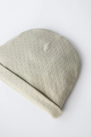 Комплект из шапки и нагрудника с рельефным узором- Заказать в России