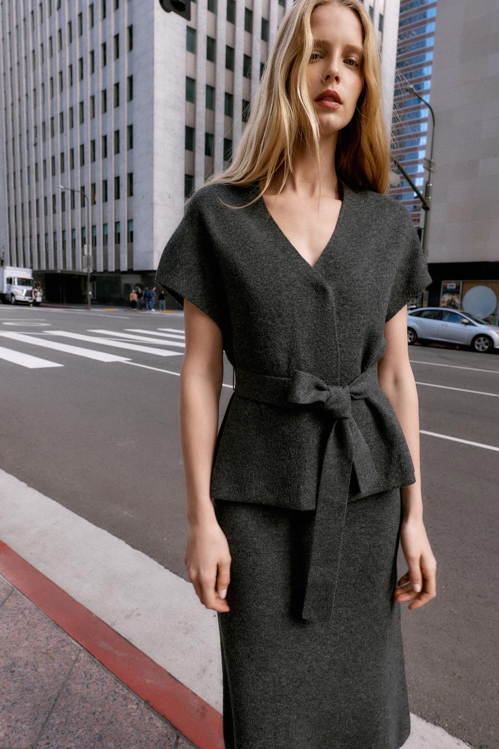 ТРИКОТАЖНЫЙ ЖИЛЕТ С ПОЯСОМ