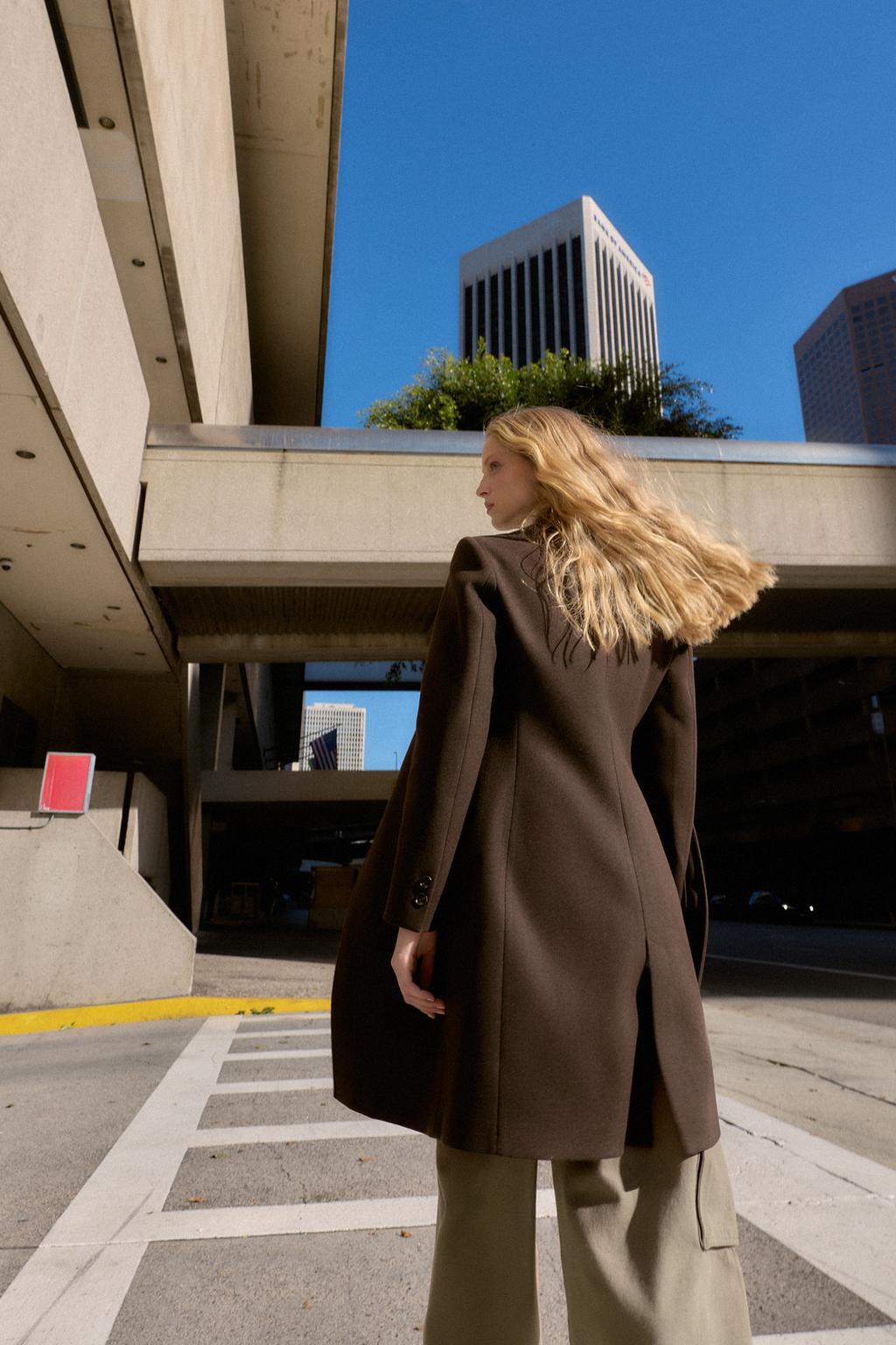 ПАЛЬТО ИЗ МЯГКОЙ ТКАНИ С ПОДПЛЕЧНИКАМИ