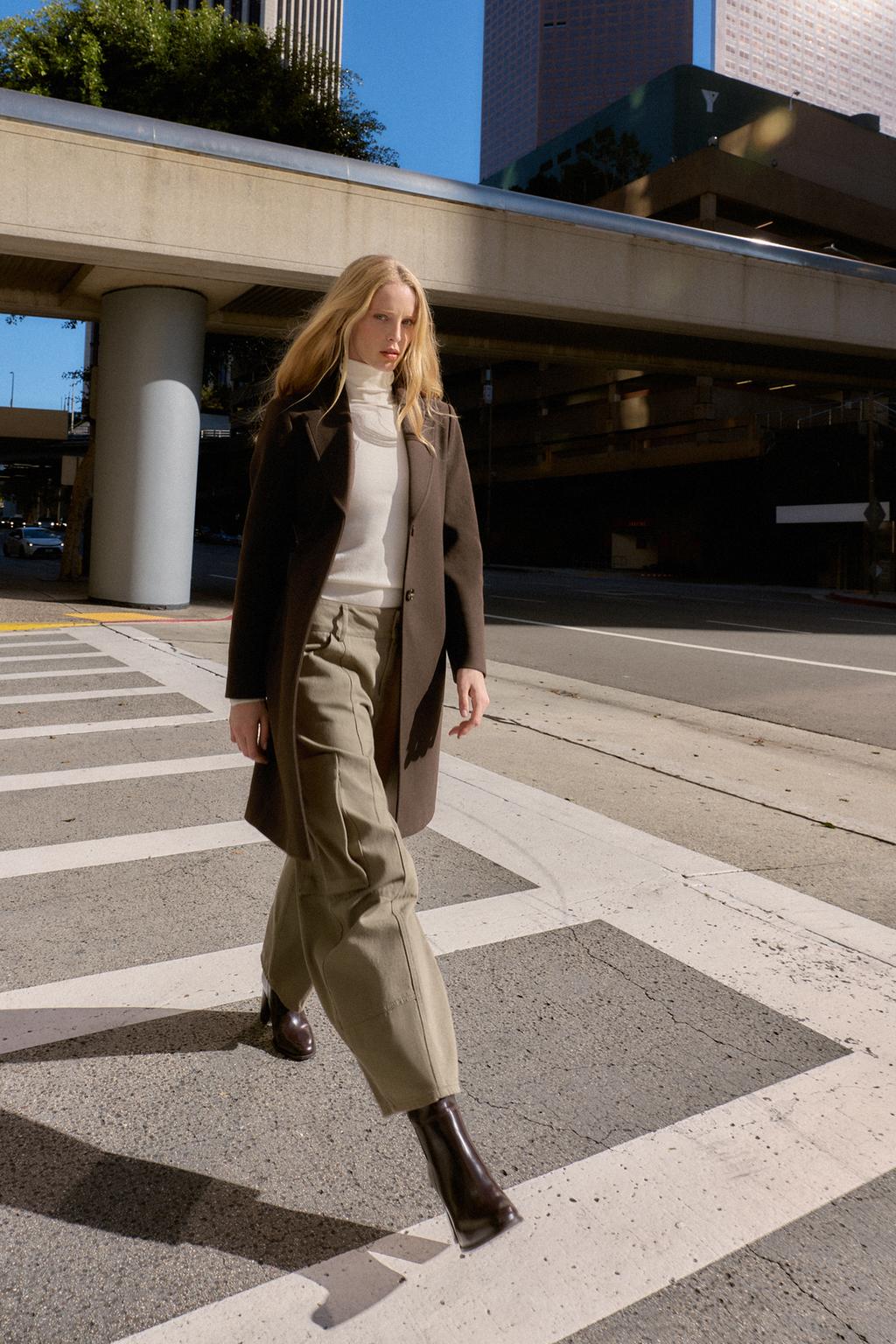 ПАЛЬТО ИЗ МЯГКОЙ ТКАНИ С ПОДПЛЕЧНИКАМИ