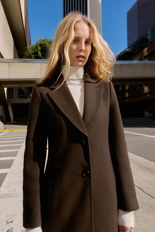 Пальто из мягкой ткани с подплечниками- Заказать в России