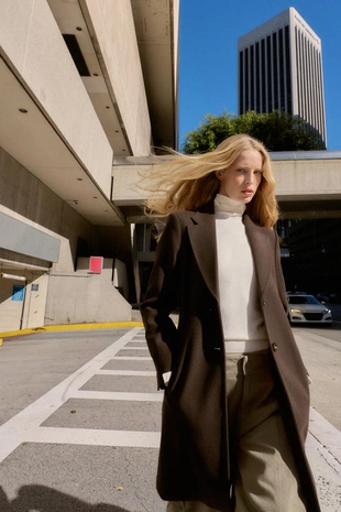 Пальто из мягкой ткани с подплечниками- Заказать в России