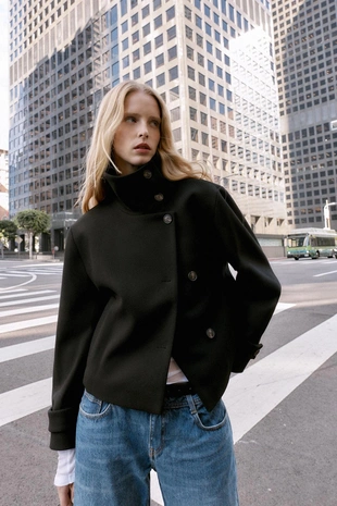 Короткое пальто с высоким воротником- Заказать в России