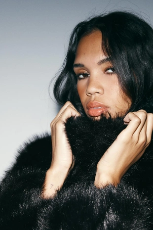 Короткое пальто из искусственного меха- Заказать в России