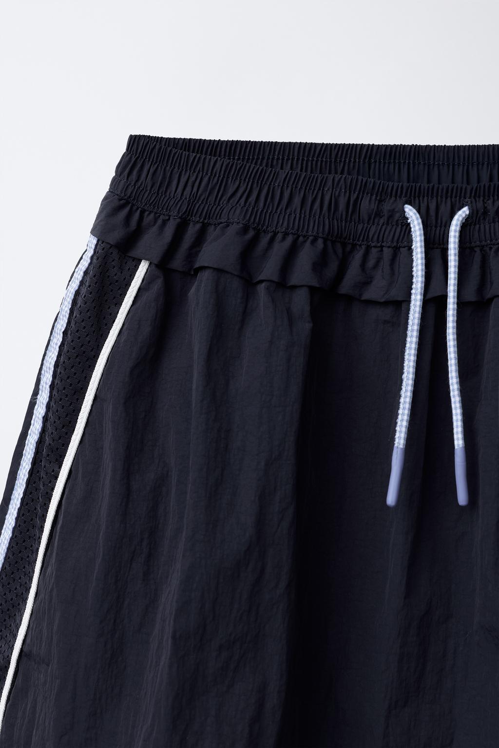 ЮБКА-ШОРТЫ ИЗ НЕЙЛОНА С БОКОВЫМИ ПОЛОСАМИ