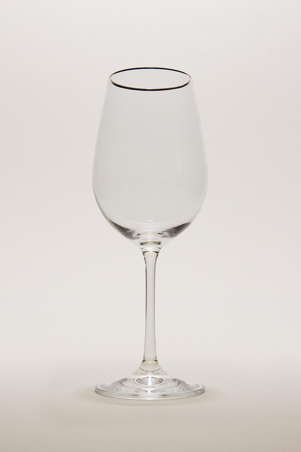 Винный бокал с золотым краем