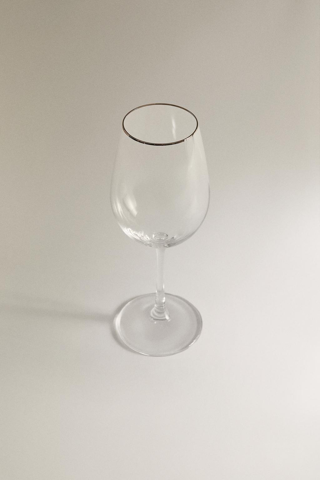 Винный бокал с золотым краем