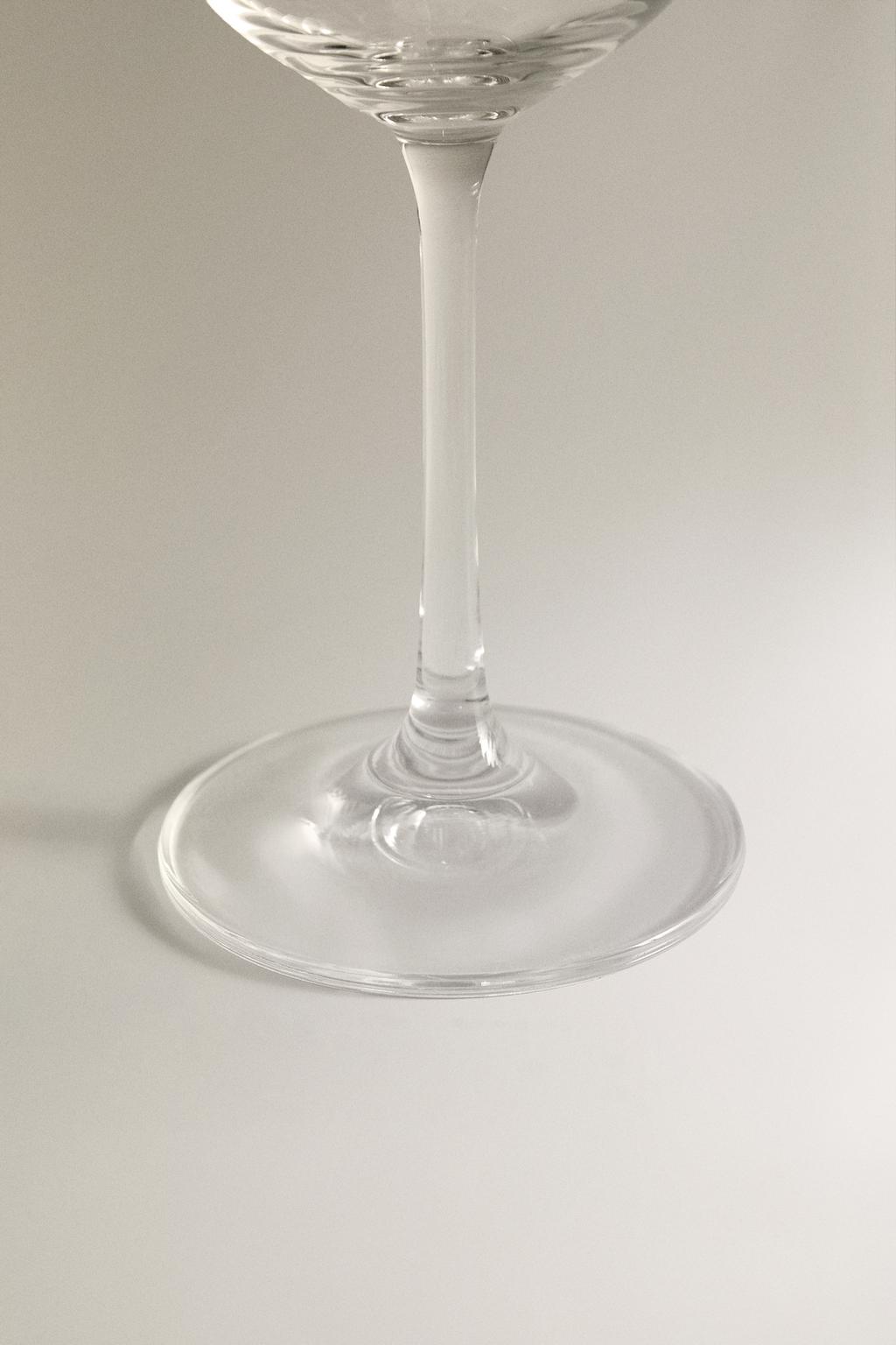 Винный бокал с золотым краем