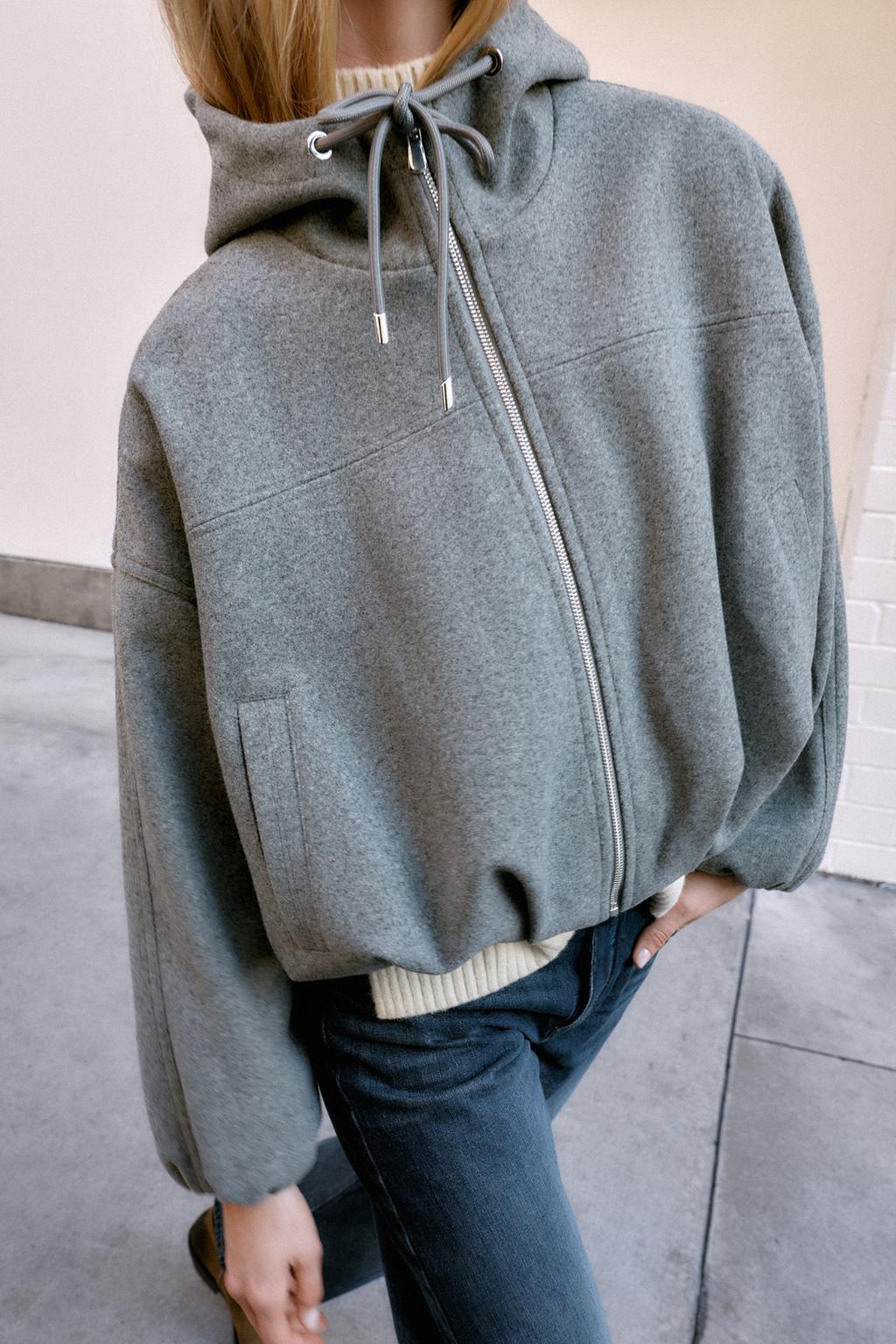 БОМБЕР ОВЕРСАЙЗ С КАПЮШОНОМ ИЗ МЯГКОЙ ТКАНИ