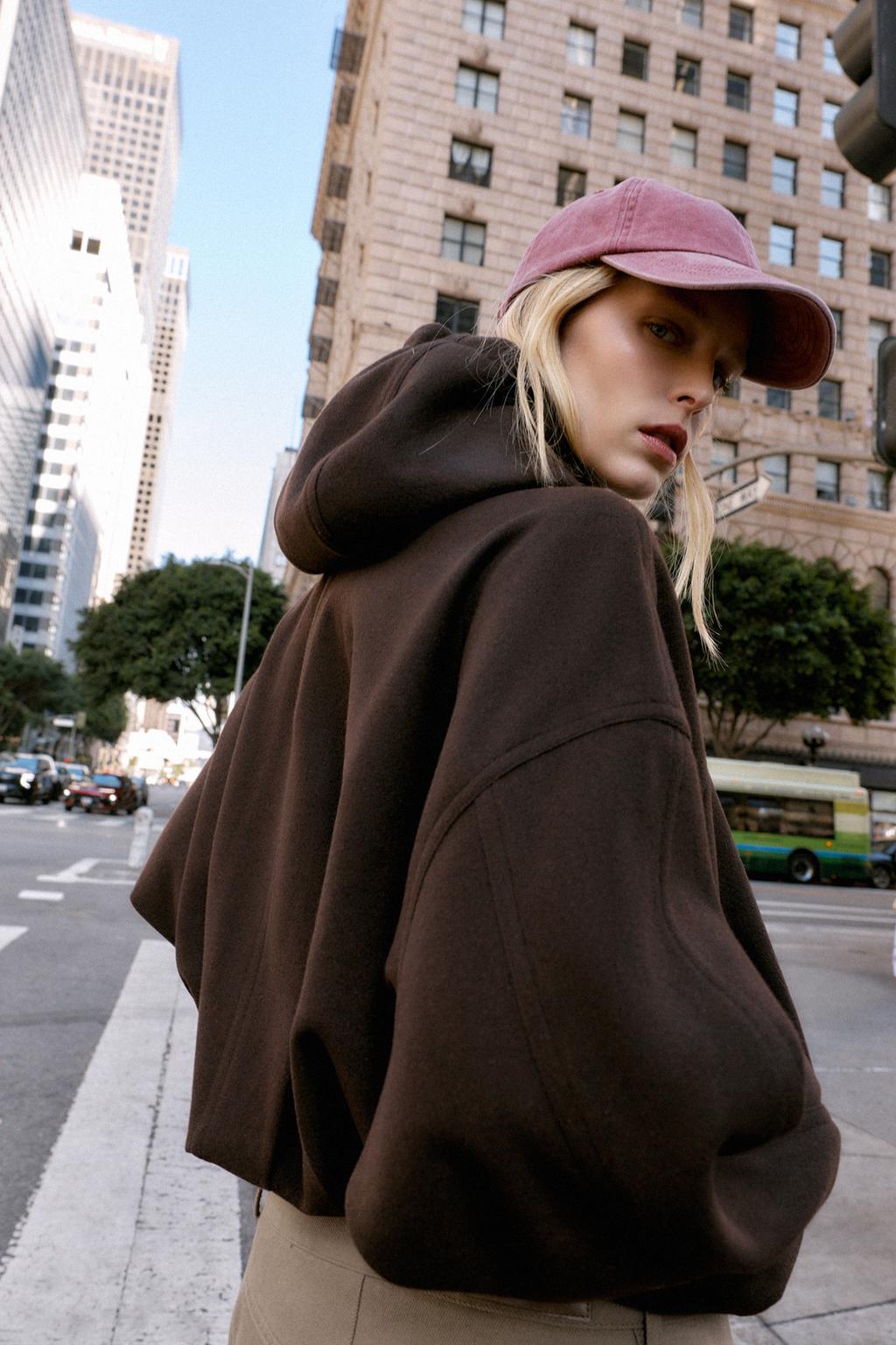 БОМБЕР ОВЕРСАЙЗ С КАПЮШОНОМ ИЗ МЯГКОЙ ТКАНИ