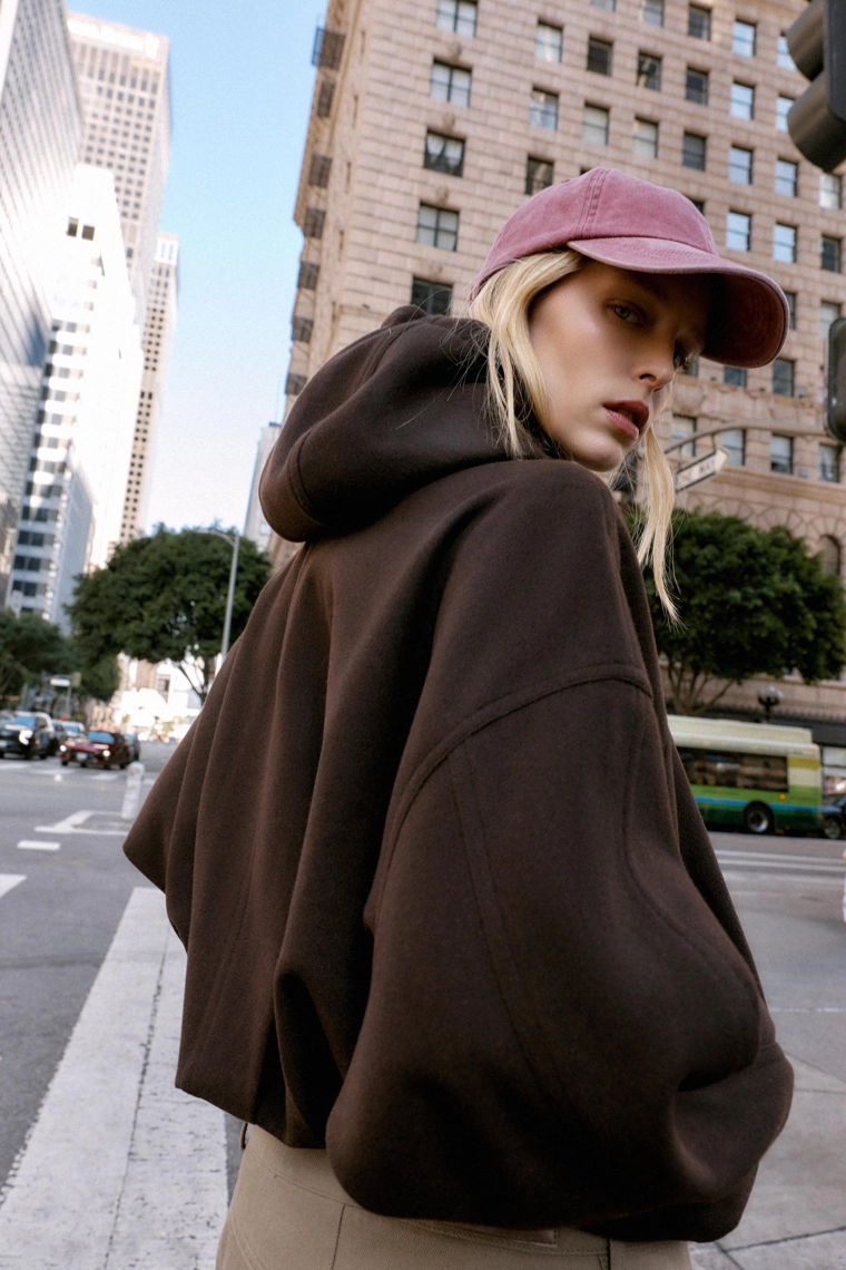 Утепленная удлиненная куртка-бомбер с капюшоном