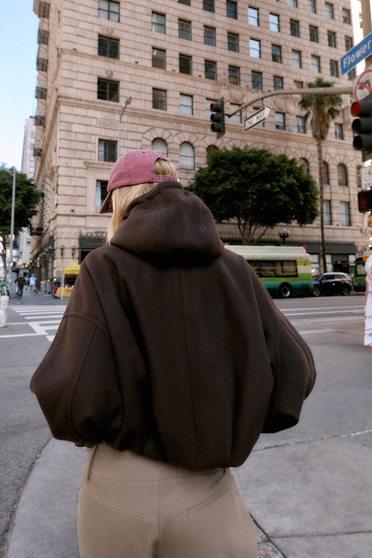 Утепленная удлиненная куртка-бомбер с капюшоном