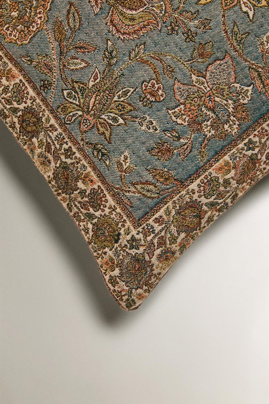 Декоративная подушка с жаккардовым узором