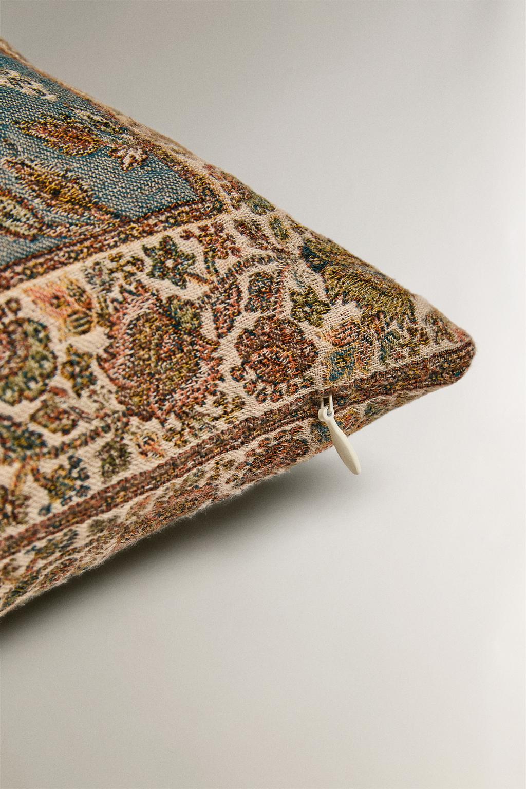 Декоративная подушка с жаккардовым узором