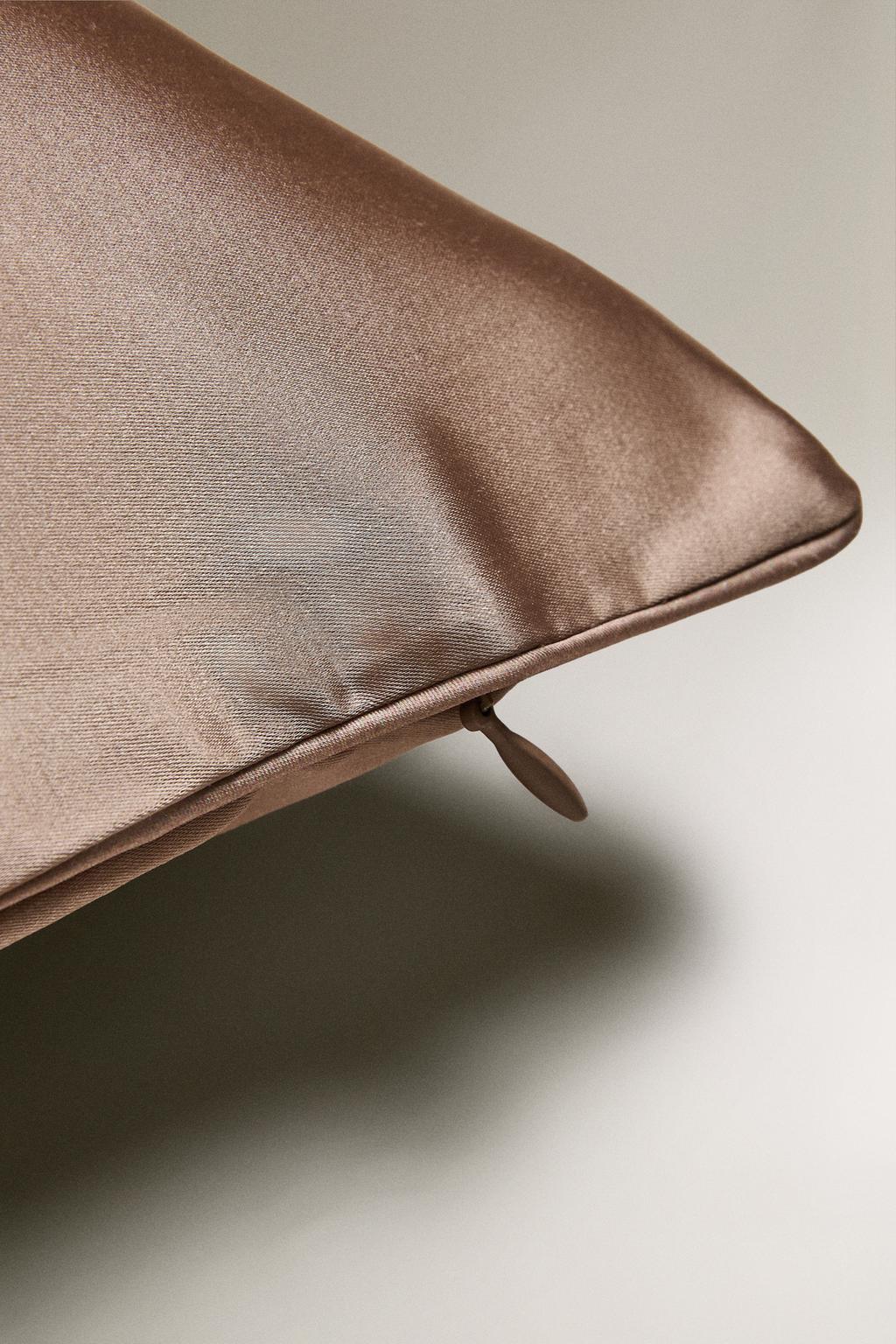 Чехол для подушки из атласа